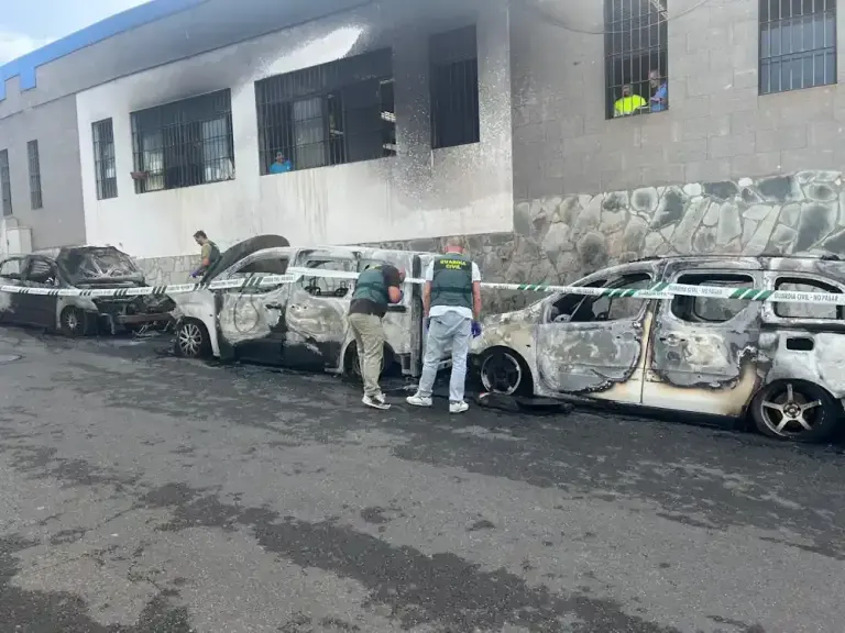 El incendio de los vehiculos junto al Edificio de Usos Polivalentes de San Roque se produjo en la madrugada de este jueves 1
