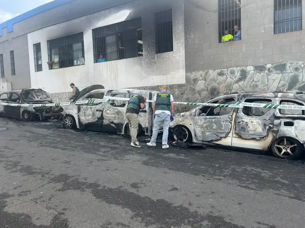 El incendio de los vehiculos junto al Edificio de Usos Polivalentes de San Roque se produjo en la madrugada de este jueves 1