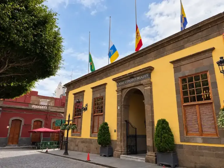Fachada de las Casas Consistoriales con banderas a media asta
