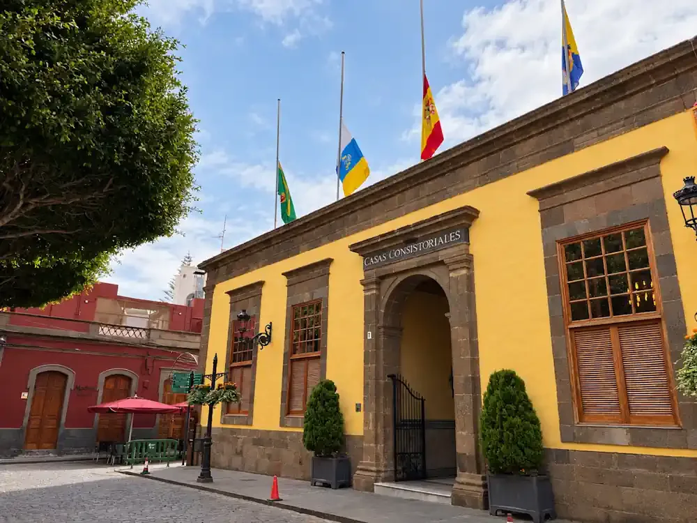 Fachada de las Casas Consistoriales con banderas a media asta