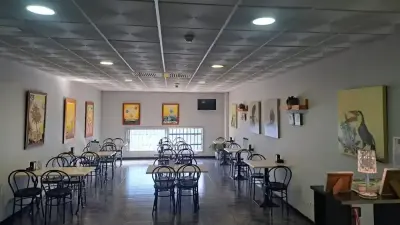 La cafeteria Que Guay de Las Rubiesas reabre sus puertas con el arte como protagonista