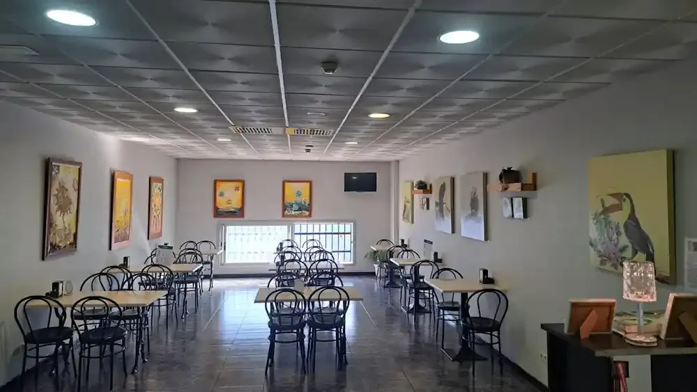 La cafeteria Que Guay de Las Rubiesas reabre sus puertas con el arte como protagonista
