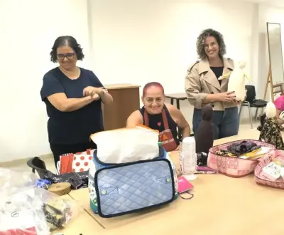 La concejala de la Universidad Popular de Guia Ruth Martin Rodriguez junto a participantes en el taller de patchwork 1