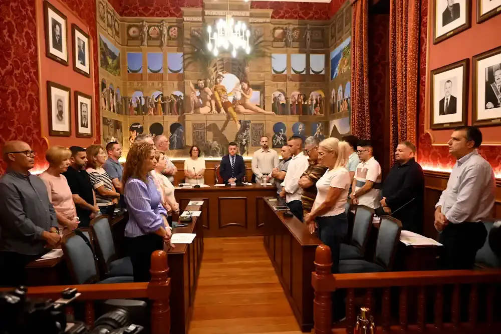 Minuto de silencio en el Pleno del Ayuntamiento de Galdar