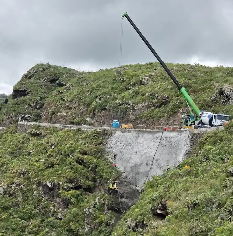 Obra de construccion de uno de los muros en la subida de Hoya de Pineda 1