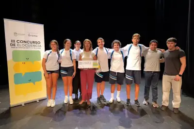 Rita Cabrera Cruz concejala de Educacion con alumnado participante en el Concurso
