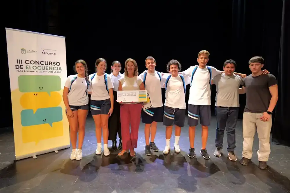 Rita Cabrera Cruz concejala de Educacion con alumnado participante en el Concurso
