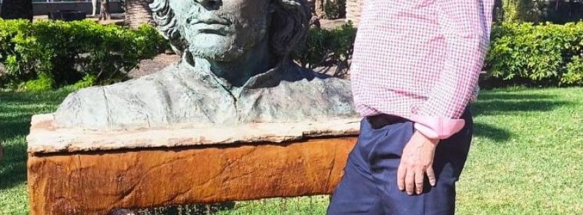 Julio y el busto del Ché Guevara