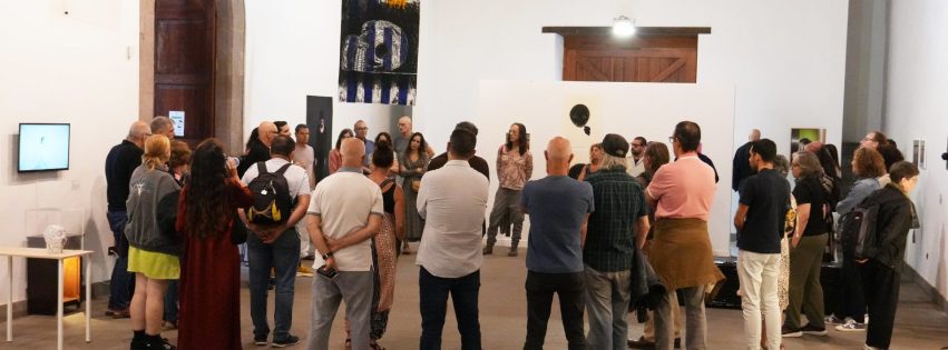 visita comentada de la exposición “La Memoria de la Fragilidad” en la Casa de la Cultura de Guía