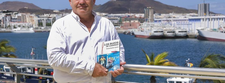 Vicente con el libro Los Buzos de Canarias Fotógrafo: Andrés Cruz