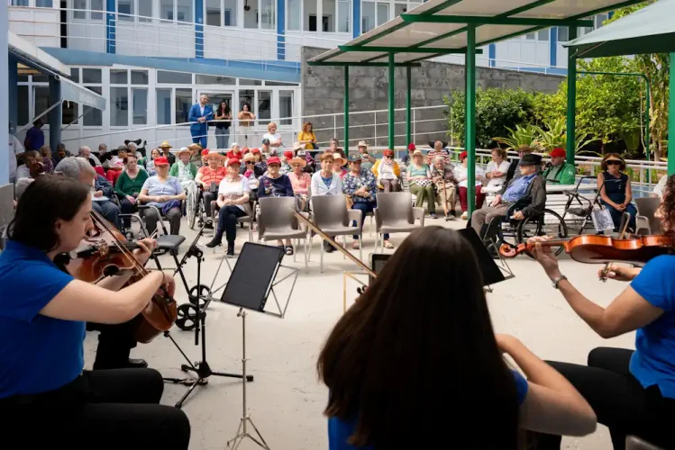 Actuación Del Cuarteto Theros Y El Tenor Alejandro Ramírez En La Residencia Genoveva Pérez
