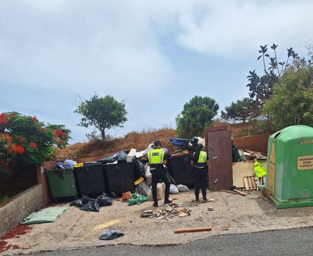Agentes De La Policía Local Desplazados A Uno De Los Lugares Donde Se Han Abandonado Enseres Junto A La Vía Pública