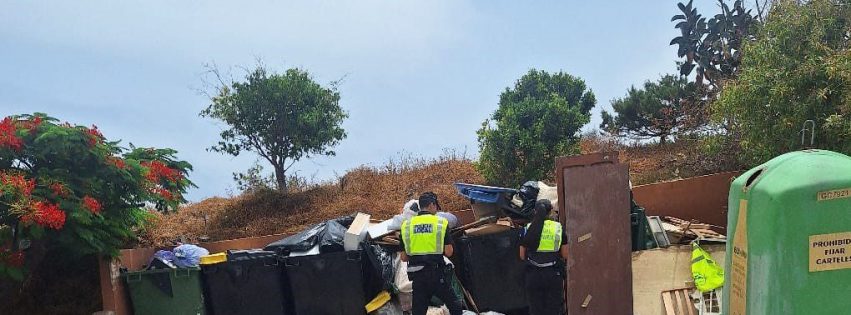 Agentes de la Policía Local desplazados a uno de los lugares donde se han abandonado enseres junto a la vía pública