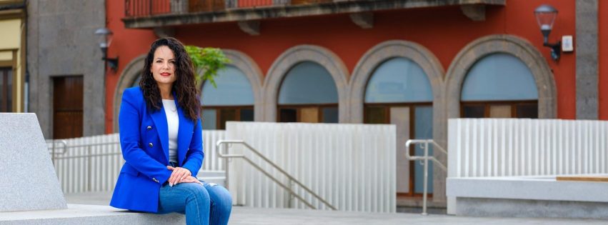 Ainhoa Martín Luján, en la Plaza Luján Pérez del casco histórico de Guía, frente a las Casas Consistoriales Ainhoa Martín Luján, en la Plaza Luján Pérez del casco histórico de Guía, frente a las Casas Consistoriales