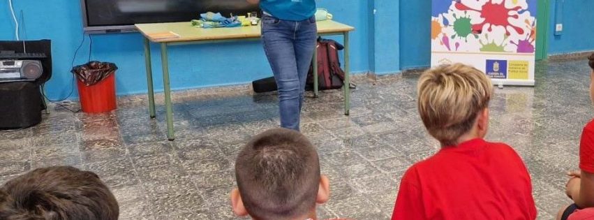 Alumnado del CEIP Juan Arencibia Sosa de La Atalaya atiende las explicaciones durante una sesión del taller del bientratar