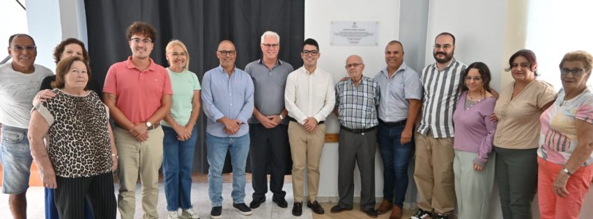 Antonio María Benítez y Martín Ramírez Auyanet en el centro junto a la placa la corporación municipal familiares del homenajeado y directivos de los Clubes de Mayores del municipio