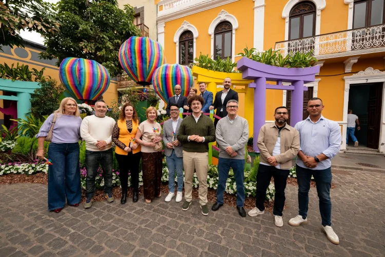 Arriba, Teodoro Sosa, Julio Mateo, Nicolás Mederos Y Ana Mendoza, Junto Al Resto Del Grupo De Gobierno En Uno De Los Decorados De Gáldar En Flor