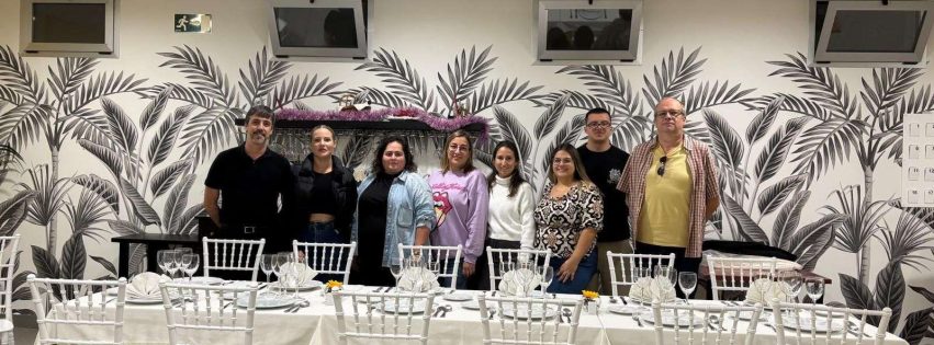 A la izquierda el profesor de restauración D. Jordán Rodríguez Auyanet y a la derecha el profesor de Asistencia a la Dirección D. Juan José Benítez-Hernández, entre ellos alumnado de Asistencia a la Dirección.