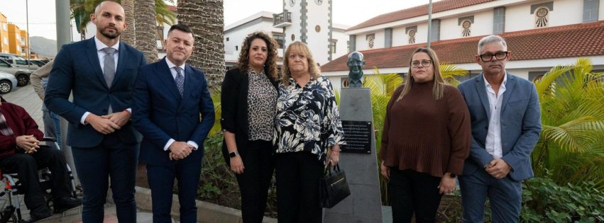 Autoridades y familiares de José María Rodríguez Quintana junto al busto descubierto en la Plaza de Barrial