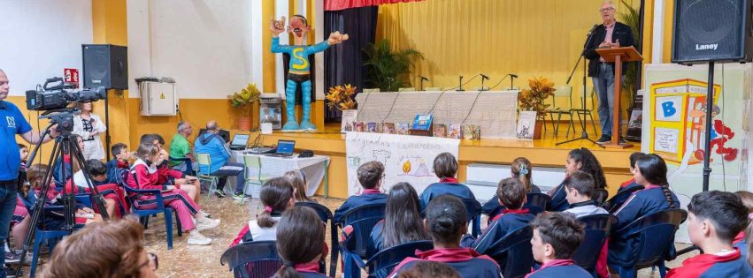Carlos Ruiz concejal de Biblioteca durante la celebración del Día del Libro en el CEIP Fernando Guanarteme