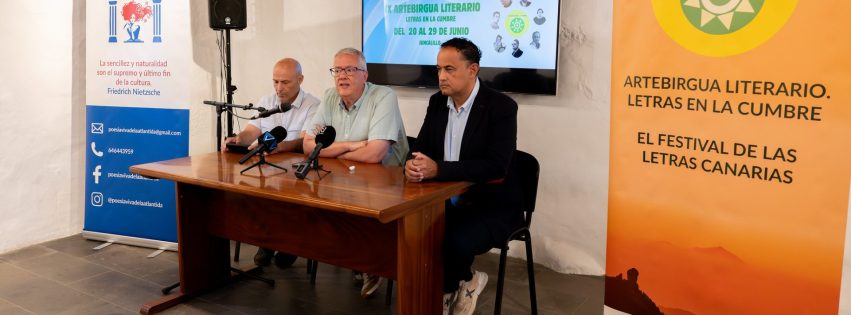 Carlos Ruiz en el centro junto a Serafín Sánchez y Manuel Díaz en el Museo Agáldar