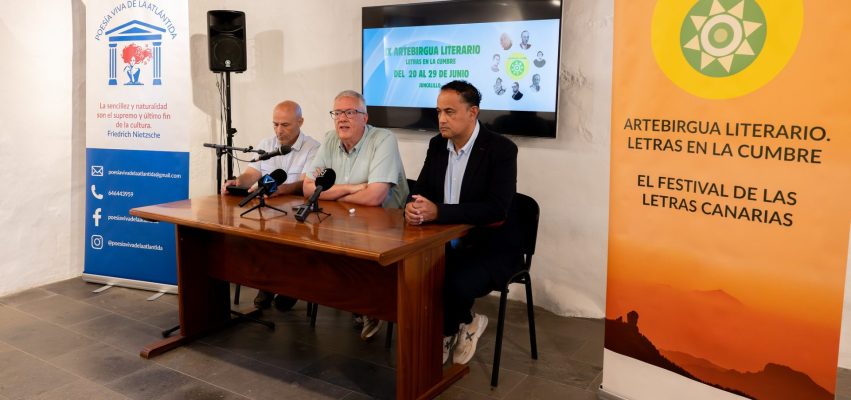 Carlos Ruiz en el centro junto a Serafín Sánchez y Manuel Díaz en el Museo Agáldar
