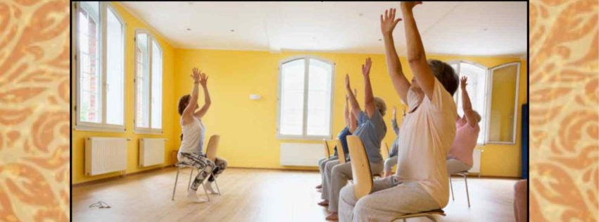 Cartel de yoga en silla