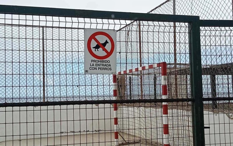 Cartelería en instalaciones deportivas municipales para recordar la prohibición de la entrada de animales