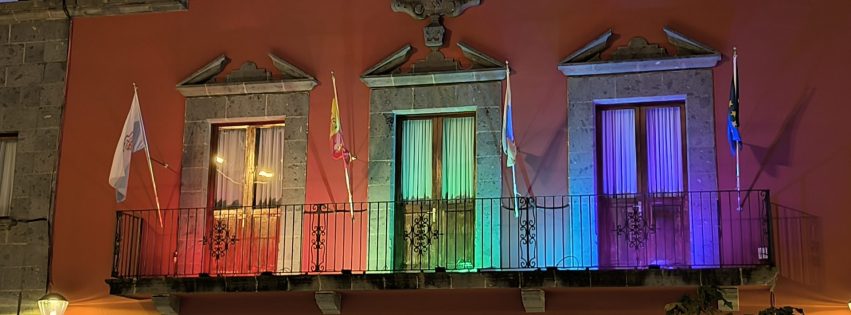 Casas Consistoriales de Guía iluminadas con los colores de la bandera LGTBIQ+
