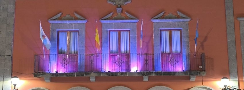 Casas Consistoriales de Guía iluminadas con motivo del Día Internacional del Cáncer de Mama