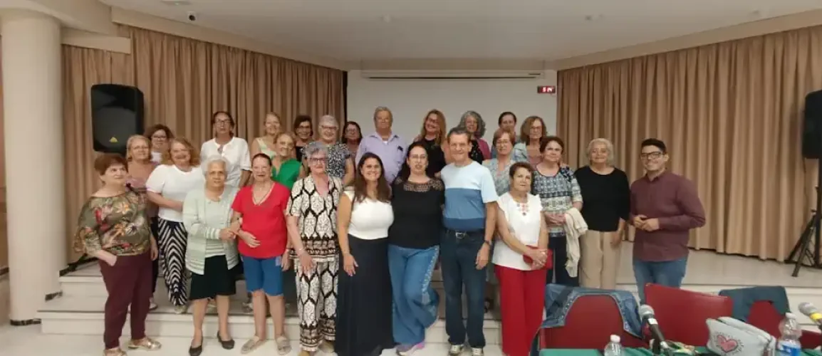 Celebración De Mesa Redonda En El Club De Mayores