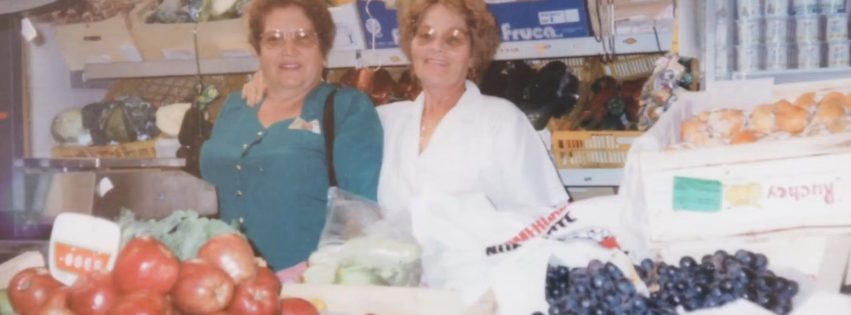 Concepción Pérez Diepa a la derecha en su puesto de frutas y verduras en La Recova