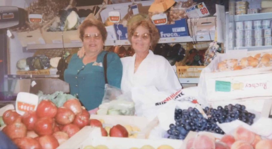 Concepción Pérez Diepa A La Derecha En Su Puesto De Frutas Y Verduras En La Recova