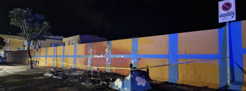 Contenedores quemados en la calle Drago