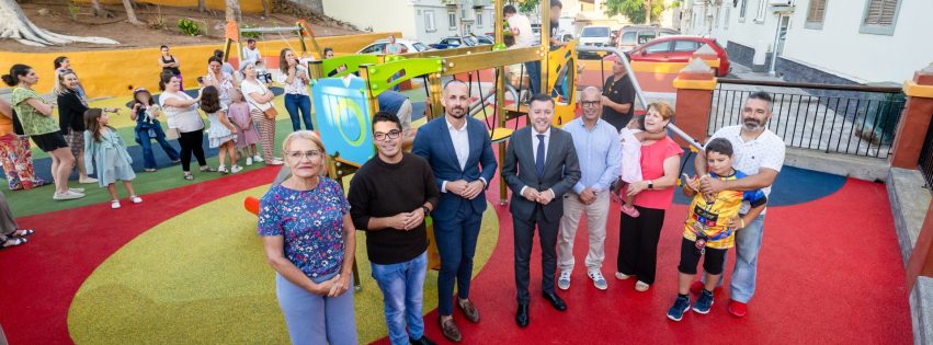Corporación municipal en la inauguración de la renovación del parque infantil de la Plaza de La Montaña