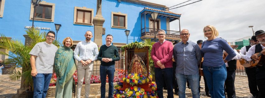 Corporación municipal junto a la Virgen de la Vega en la Plaza del Cristo con la música de Los Cebolleros