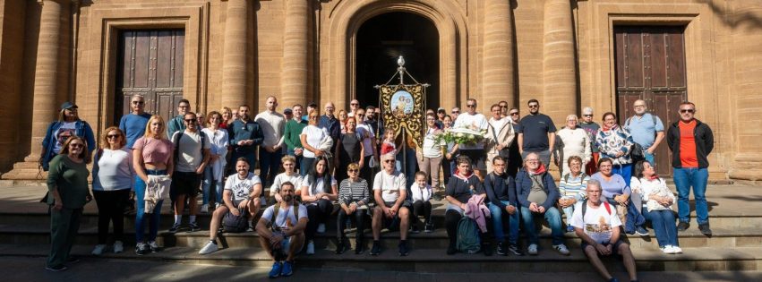 Corporación municipal y comunidad parroquial de Nuestra Señora del Carmen de La Isleta, a su llegada al Templo Santuario de Santiago