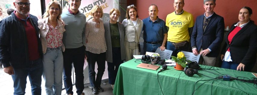 Corporación municipal y participantes en el programa de radio