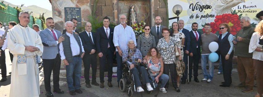 Corrporación municipal, vecinos y cura párroco, en el mural de la Virgen del Palomar Corrporación municipal, vecinos y cura párroco, en el mural de la Virgen del Palomar
