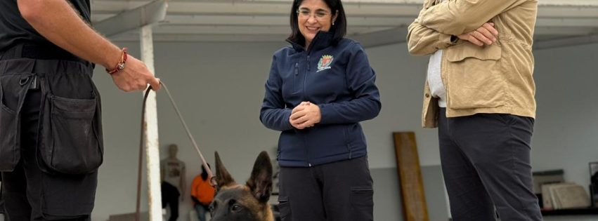 Darias e Iñiguez conocen a los nuevos agentes caninos de la Policía Local