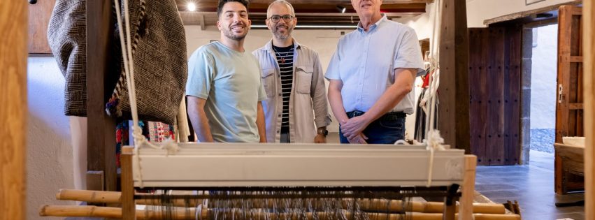 De derecha a izquierda Carlos Ruiz Miguel Bolaños e Iván Quintana junto a un telar de la exposición en el Museo Agáldar