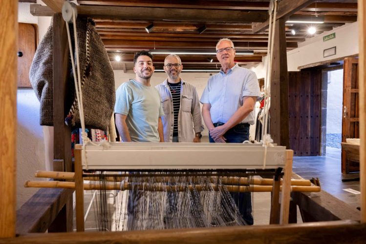 De Derecha A Izquierda Carlos Ruiz Miguel Bolaños E Iván Quintana Junto A Un Telar De La Exposición En El Museo Agáldar