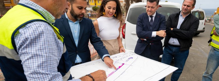 De derecha a izquierda en la Avenida de Sardina Heriberto Reyes Teodoro Sosa Jéssica de León Ulises Miranda y Nacho Caballero técnico municipal