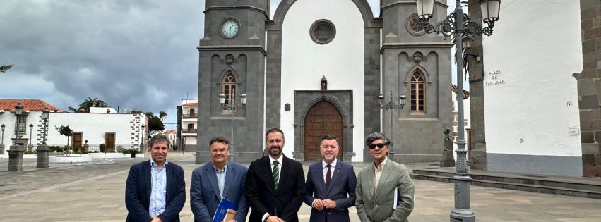 De izquierda a derecha Ruymán Santana Pablo Rodríguez Juan Antonio Peña Teodoro Sosa y Juan Sebastián López frente a la Basílica de San Juan Bautista en Telde 2