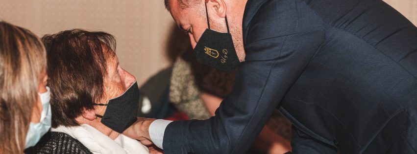 Dolores Rivero Jiménez recibe la Pintadera de Oro de Gáldar de manos de Teodoro Sosa