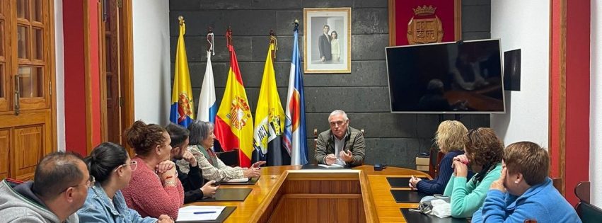 El Ayuntamiento de La Aldea se reuìne con la comisioìn de fiestas de los barrios del municipio