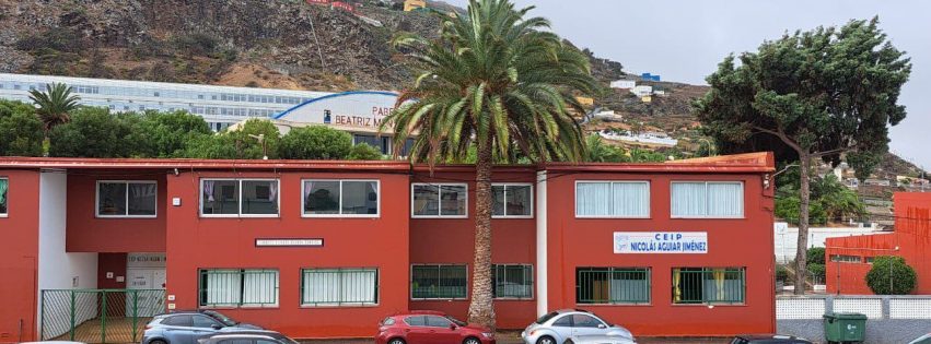 El CEIP Nicolás Aguiar en el casco junto a la Ciudad Deportiva de Guía