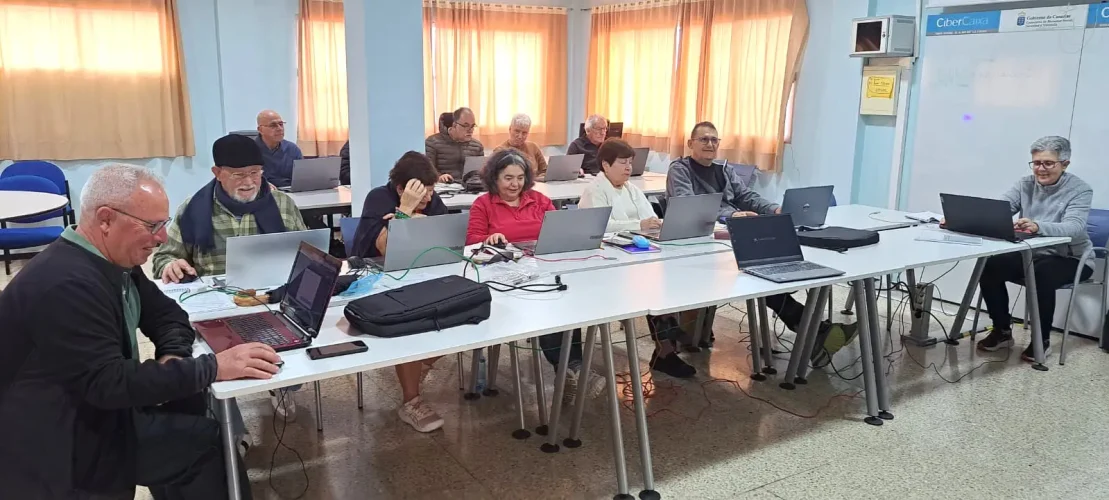 El Centro De Mayores De Guía Cuenta Con Un Aula De Informática Para Los Cursos De Competencias Digitales