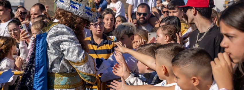 El Rey Gaspar agasajado por varios ninos y ninas en el Estadio de Barrial scaled El Rey Gaspar agasajado por varios ninos y ninas en el Estadio de Barrial scaled