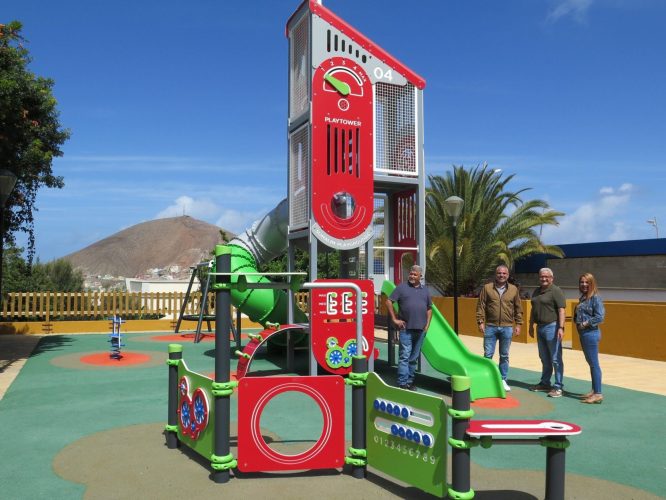 El Alcalde Alfredo Gonçalves Ferreira Acompañado De Concejales Del Gobierno Municipal Durante La Visita Al Parque Infantil De San Roque